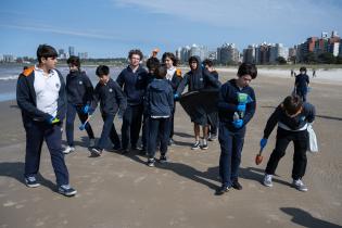 Jornada de plantación y limpieza de la playa Malvín con la participación del Colegio Santo Domingo