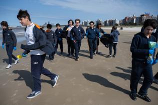 Jornada de plantación y limpieza de la playa Malvín con la participación del Colegio Santo Domingo