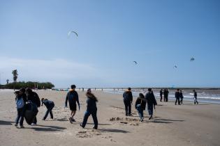 Jornada de plantación y limpieza de la playa Malvín con la participación del Colegio Santo Domingo