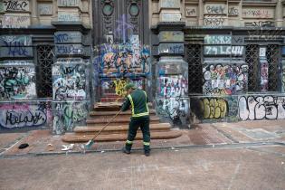 Tareas de limpieza hidrolavado y barrido en Callejón de la Universidad