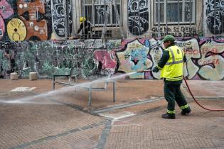 Tareas de limpieza hidrolavado y barrido en Callejón de la Universidad Tareas de limpieza hidrolavado y barrido en Callejón de la Universidad