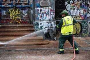 Tareas de limpieza hidrolavado y barrido en Callejón de la Universidad Tareas de limpieza hidrolavado y barrido en Callejón de la Universidad