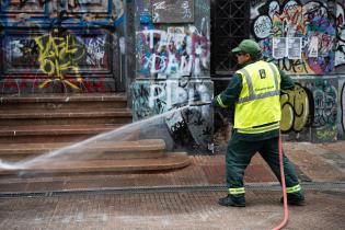 Tareas de limpieza hidrolavado y barrido en Callejón de la Universidad