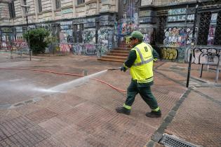 Tareas de limpieza hidrolavado y barrido en Callejón de la Universidad