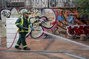 Tareas de limpieza hidrolavado y barrido en Callejón de la Universidad Tareas de limpieza hidrolavado y barrido en Callejón de la Universidad