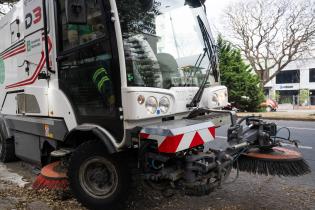 Tareas de limpieza hidrolavado y barrido en Bulevar Artigas