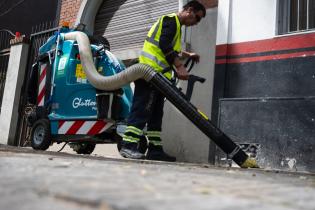 Tareas de limpieza hidrolavado y barrido en Bulevar Artigas