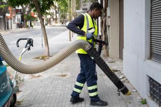 Tareas de limpieza hidrolavado y barrido en Bulevar Artigas