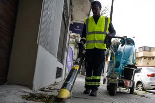 Tareas de limpieza hidrolavado y barrido en Bulevar Artigas Tareas de limpieza hidrolavado y barrido en Bulevar Artigas