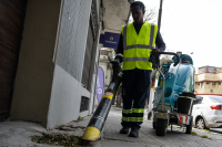 Tareas de limpieza hidrolavado y barrido en Bulevar Artigas