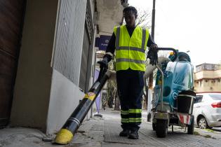 Tareas de limpieza hidrolavado y barrido en Bulevar Artigas Tareas de limpieza hidrolavado y barrido en Bulevar Artigas