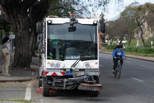 Tareas de limpieza hidrolavado y barrido en Bulevar Artigas Tareas de limpieza hidrolavado y barrido en Bulevar Artigas