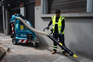 Tareas de limpieza hidrolavado y barrido en Bulevar Artigas