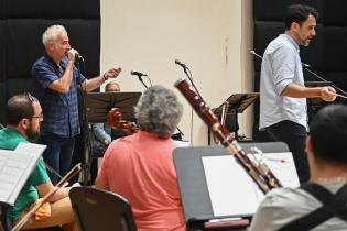 Ensayo de Gabriel Peluffo junto a la Banda Sinfónica de Montevideo