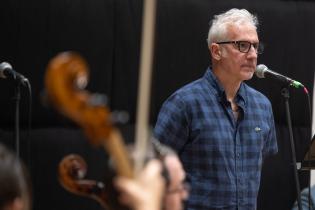 Ensayo de Gabriel Peluffo junto a la Banda Sinfónica de Montevideo