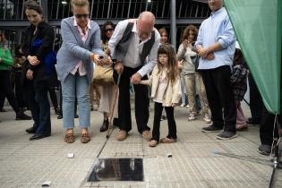 Colocación de placas en homenaje a Mercedes Lingeri y a Rubén Yáñez