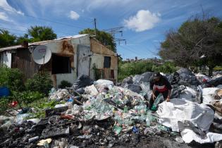 Minerva Sanchez, clasificadora de basura. Minerva Sanchez, clasificadora de basura.