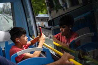 Paseo de adolescentes del Complejo Sacude en el bus turístico