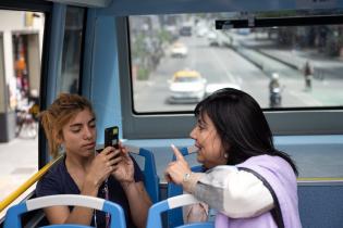 Paseo de adolescentes del Complejo Sacude en el bus turístico