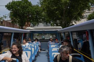 Paseo de adolescentes del Complejo Sacude en el bus turístico