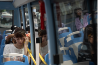 Paseo de adolescentes del Complejo Sacude en el bus turístico