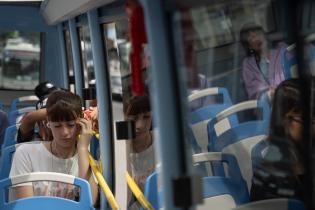 Paseo de adolescentes del Complejo Sacude en el bus turístico