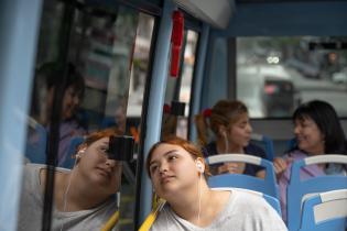 Paseo de adolescentes del Complejo Sacude en el bus turístico