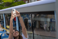 Paseo de adolescentes del Complejo Sacude en el bus turístico