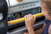 Paseo de adolescentes del Complejo Sacude en el bus turístico