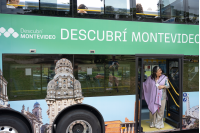 Paseo de adolescentes del Complejo Sacude en el bus turístico