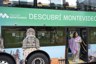 Paseo de adolescentes del Complejo Sacude en el bus turístico