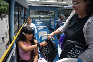 Paseo de adolescentes del Complejo Sacude en el bus turístico