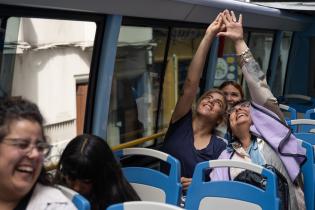 Paseo de adolescentes del Complejo Sacude en el bus turístico