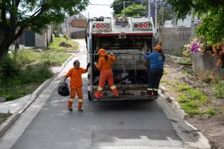 Servicio de recolección de residuos puerta a puerta en barrio Bajo Valencia