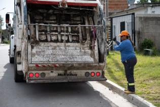 Servicio de recolección de residuos puerta a puerta en barrio Bajo Valencia