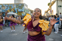 Desfile de comparsas de la Movida Joven por Isla de Flores