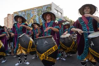 Desfile de comparsas de la Movida Joven por Isla de Flores