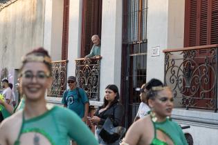 Desfile de comparsas de la Movida Joven por Isla de Flores