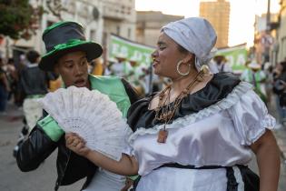 Desfile de comparsas de la Movida Joven por Isla de Flores