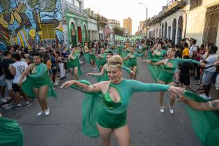 Desfile de comparsas de la Movida Joven por Isla de Flores