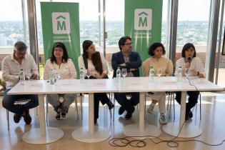 Conferencia de prensa por nuevo beneficio de estacionamiento el Día del centro