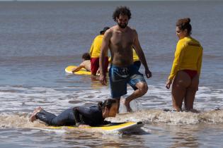 Taller de surf Adaptado, Soñando sobre las olas. Taller de surf Adaptado, Soñando sobre las olas.