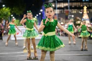 Desfile del Carnaval de las Promesas por Av. 18 de Julio