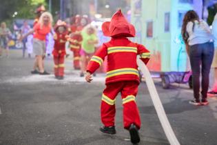 Desfile del Carnaval de las Promesas por Av. 18 de Julio