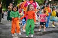 Desfile del Carnaval de las Promesas por Av. 18 de Julio