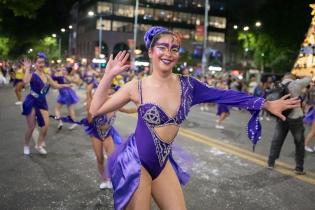 Desfile del Carnaval de las Promesas por Av. 18 de Julio