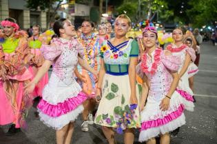 Desfile del Carnaval de las Promesas por Av. 18 de Julio