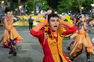 Desfile del Carnaval de las Promesas por Av. 18 de Julio