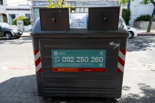 Colocación de adhesivos en contenedores de la vía pública Colocación de adhesivos en contenedores de la vía pública, 18 de diciembre de 2024