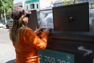 Colocación de adhesivos en contenedores de la vía pública Colocación de adhesivos en contenedores de la vía pública